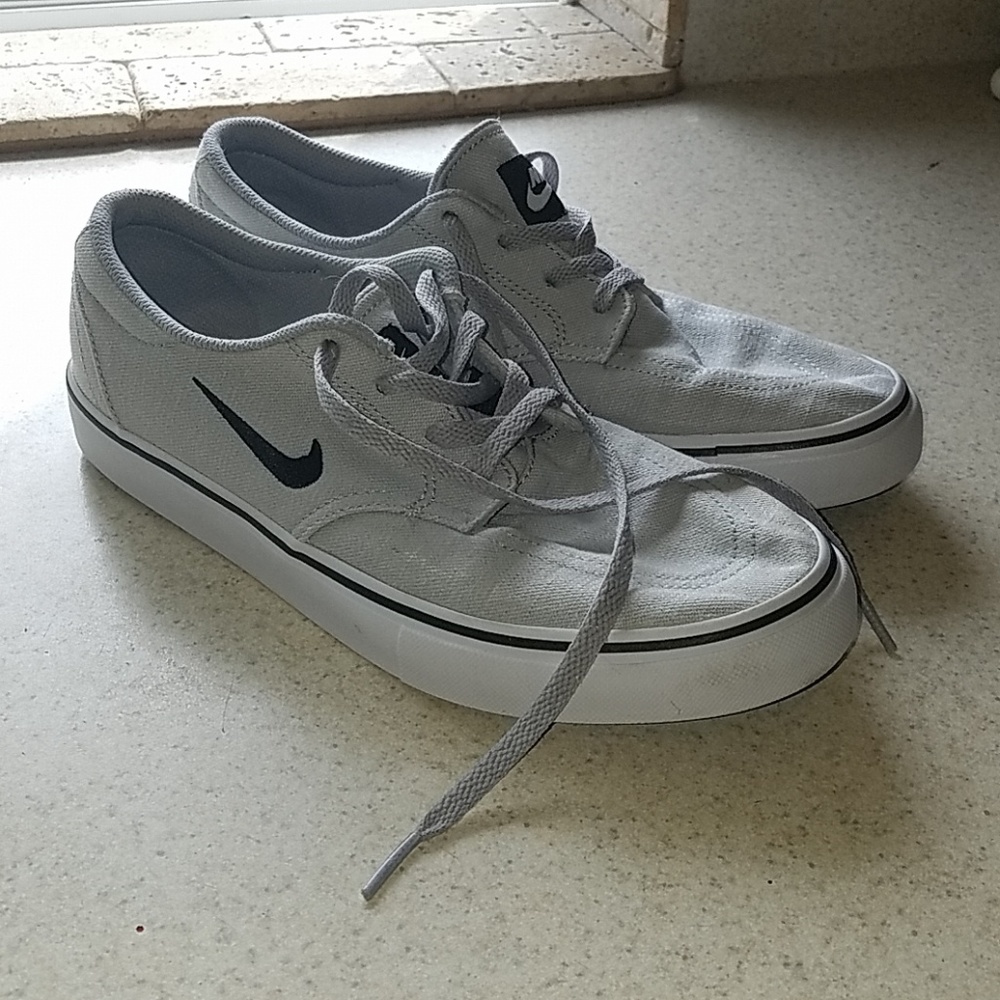 Nike grey low-tops size 6 youth